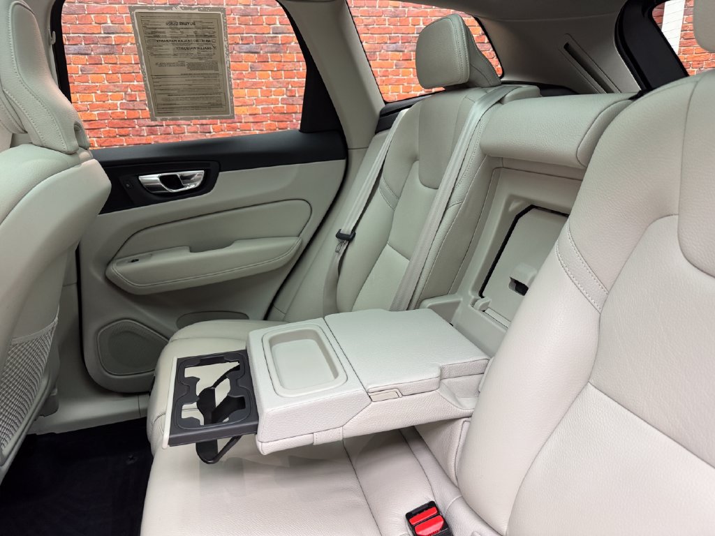 Used 2020 Volvo XC60 T5 Momentum AWD/4WD image 12