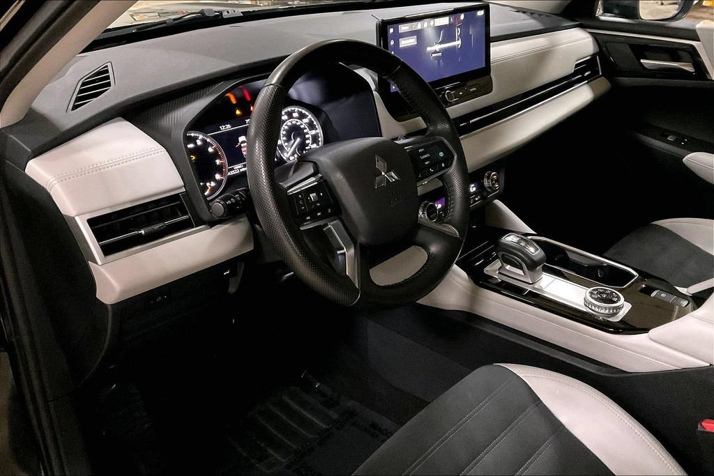 Used 2025 Mitsubishi Outlander SE AWD/4WD image 13