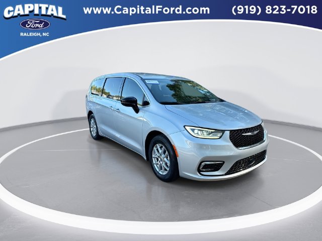 Used 2024 Chrysler Pacifica Touring-L FWD image 2