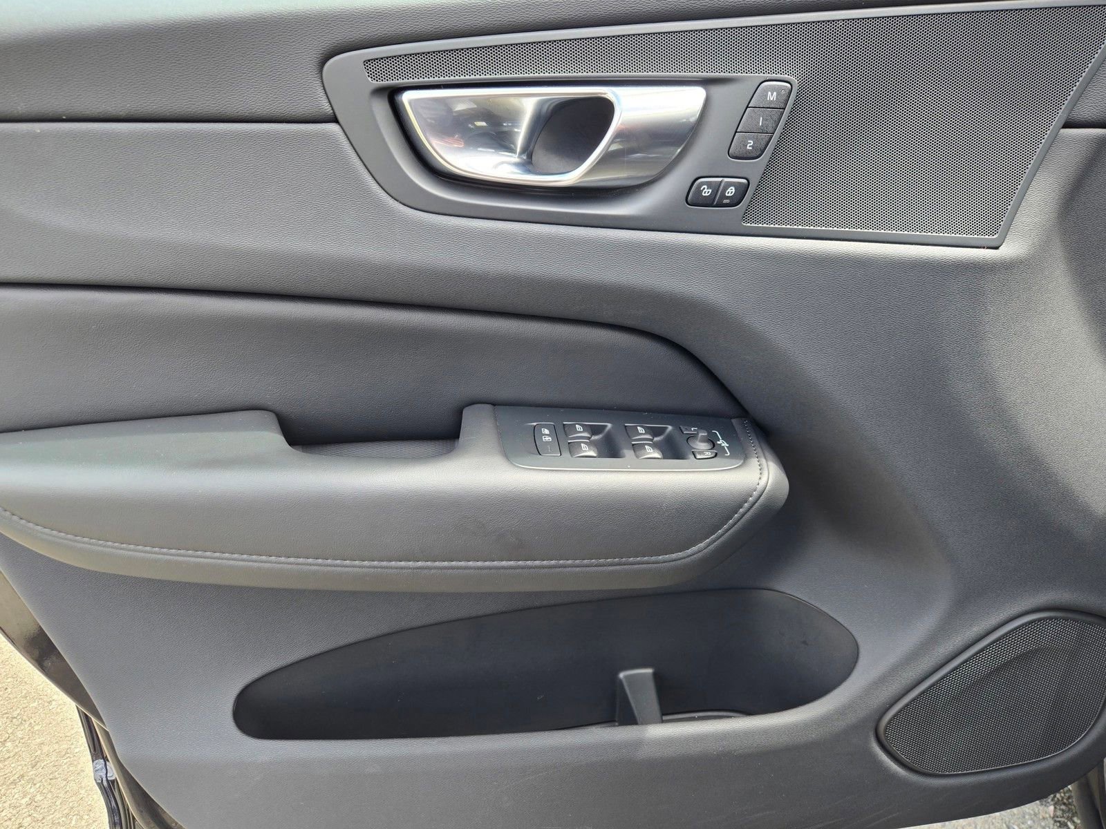 Used 2025 Volvo XC60 B5 Plus AWD/4WD image 19