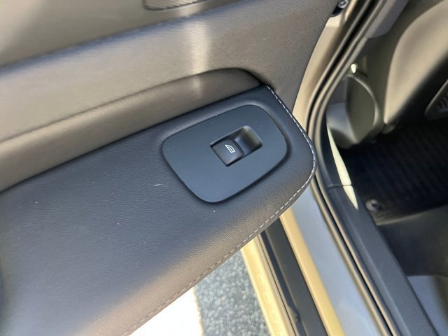 Used 2021 Volvo V60 T5 Cross Country image 28