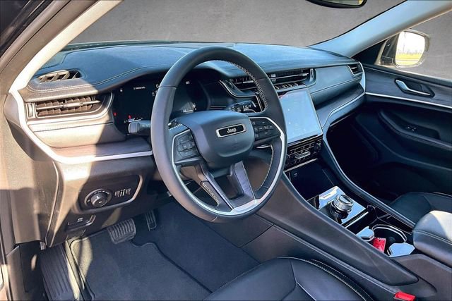 Used 2023 Jeep Grand Cherokee Limited w/ Black Appearance Package image 12