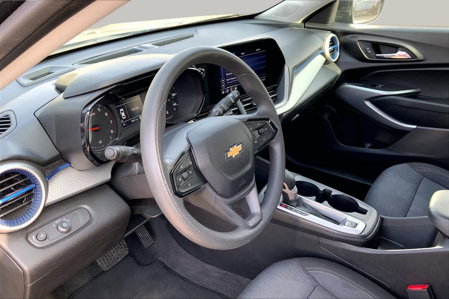 Used 2025 Chevrolet Trax LS FWD image 18