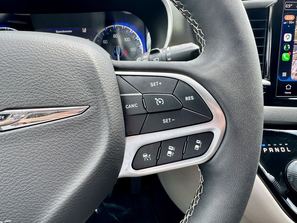 Used 2024 Chrysler Pacifica Touring-L FWD image 35