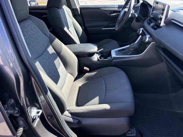 Used 2021 Toyota RAV4 XLE w/ Convenience Package FWD image 29