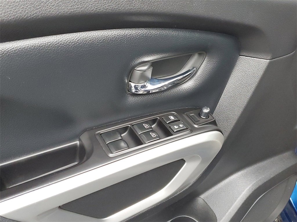 Used 2019 Nissan Titan SV image 15