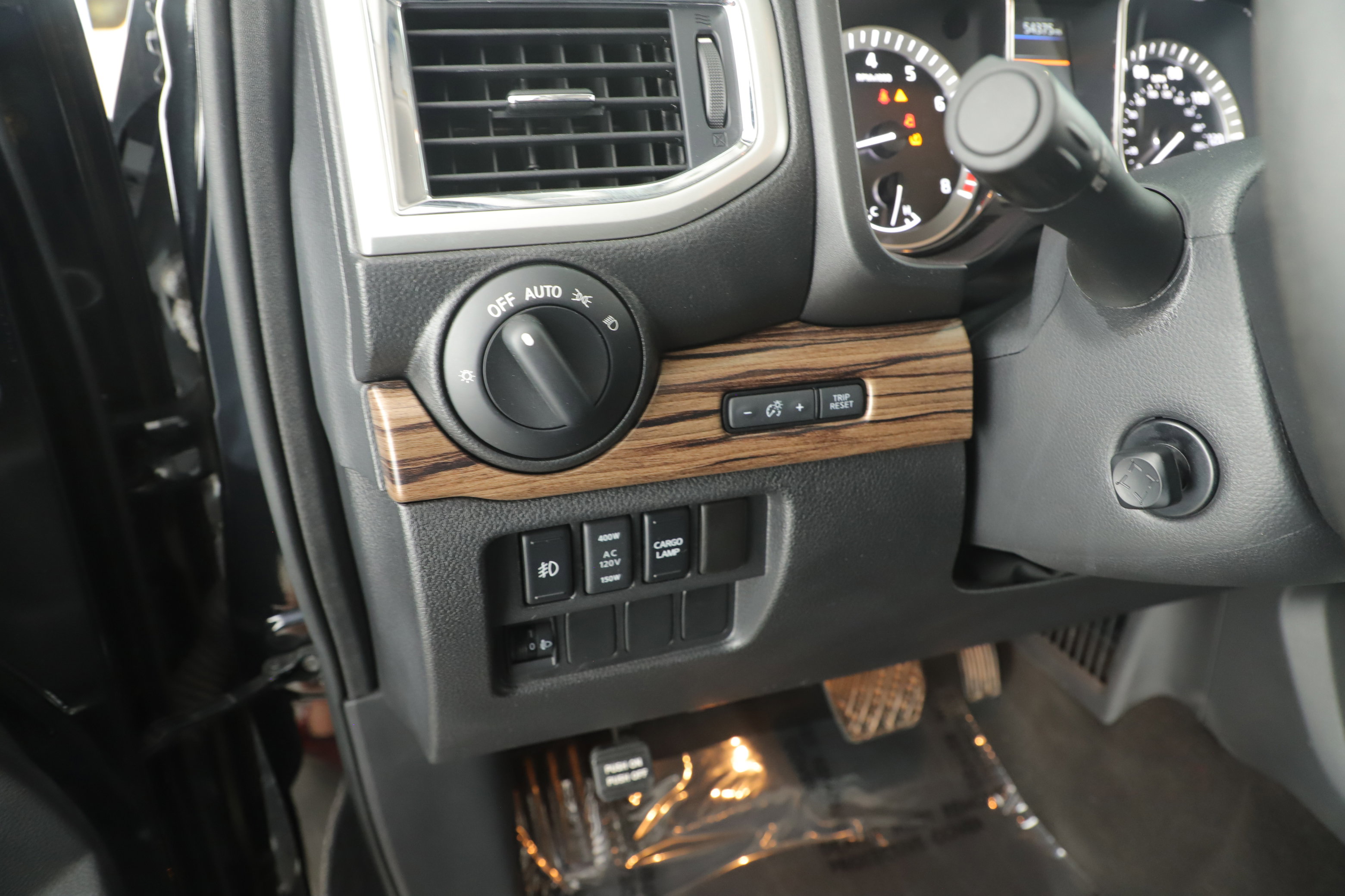 Used 2019 Nissan Titan SL image 11