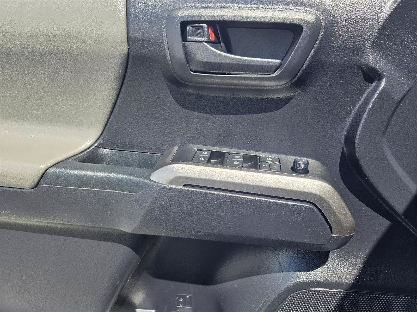 Used 2020 Toyota Tacoma SR5 w/ SR5 Appearance Package (SM) RWD image 19