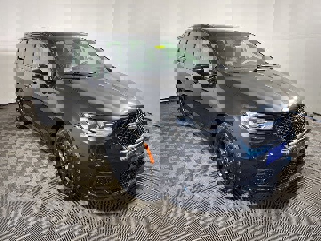 Used 2022 Chrysler Pacifica Limited w/ Uconnect Theater Family Group image 6