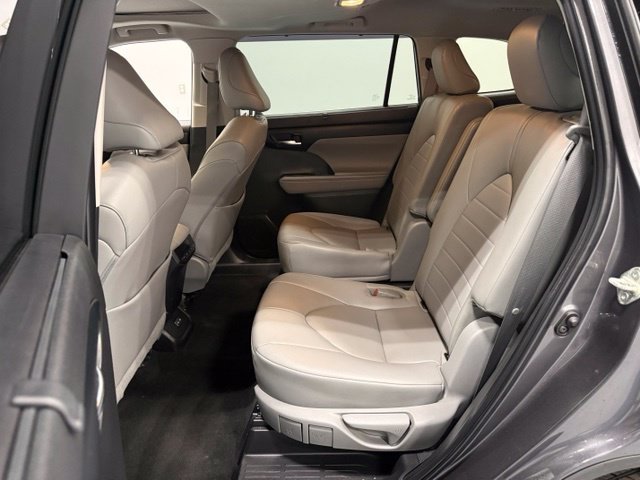 Used 2023 Toyota Highlander XLE FWD image 34