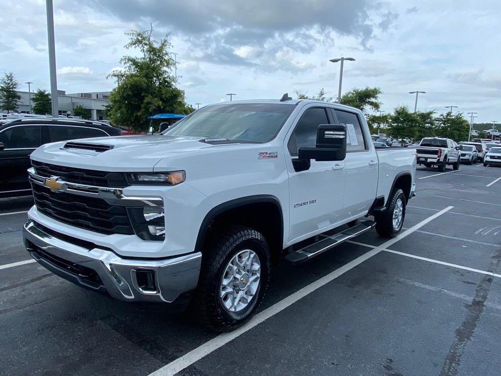 Used 2025 Chevrolet Silverado 2500 LT AWD/4WD image 3