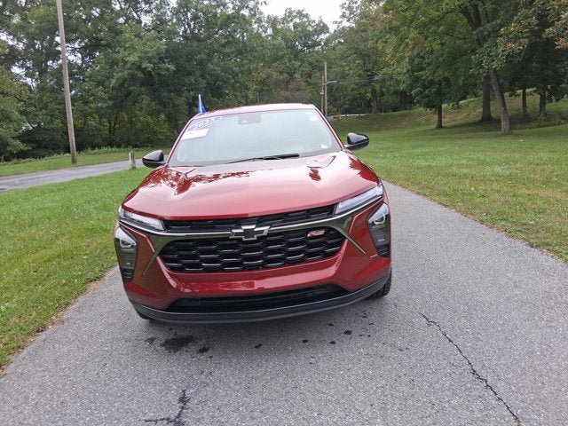 Used 2025 Chevrolet Trax RS w/ Driver Confidence Package FWD image 2