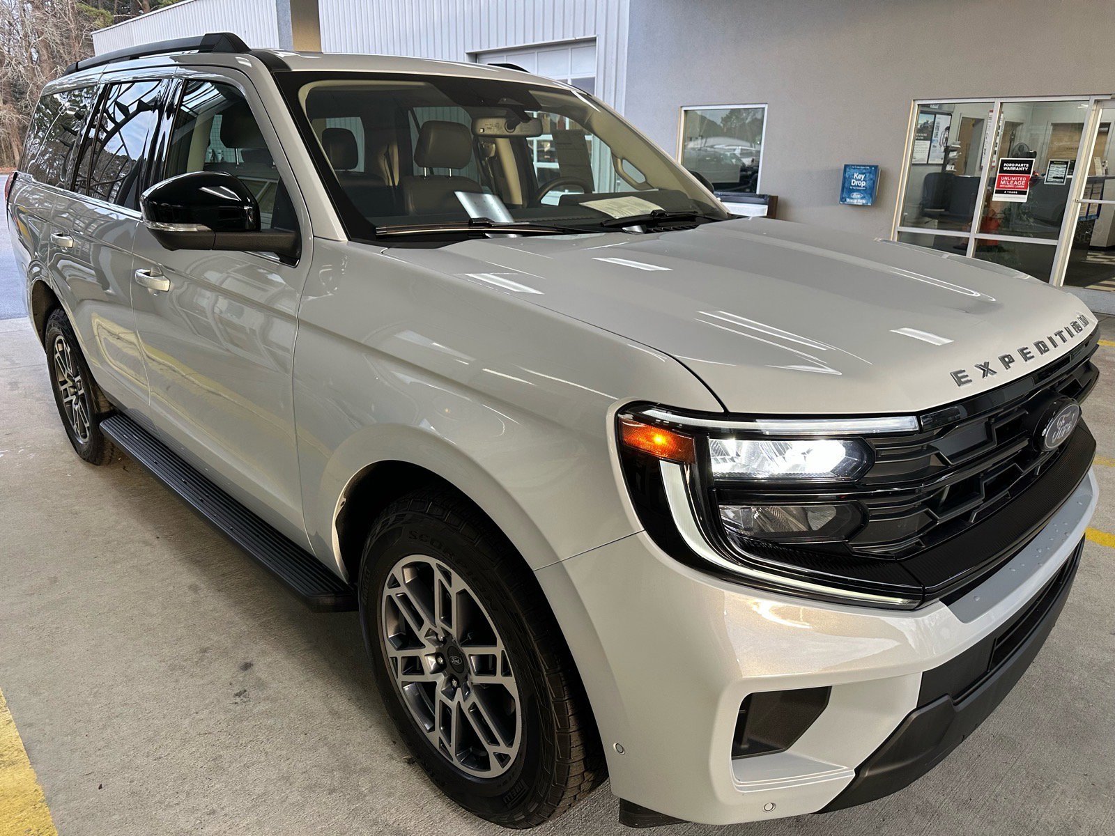 Certified 2025 Ford Expedition Active image 6