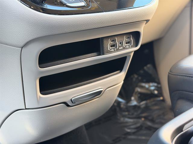 Used 2024 Chrysler Pacifica Touring-L FWD image 8