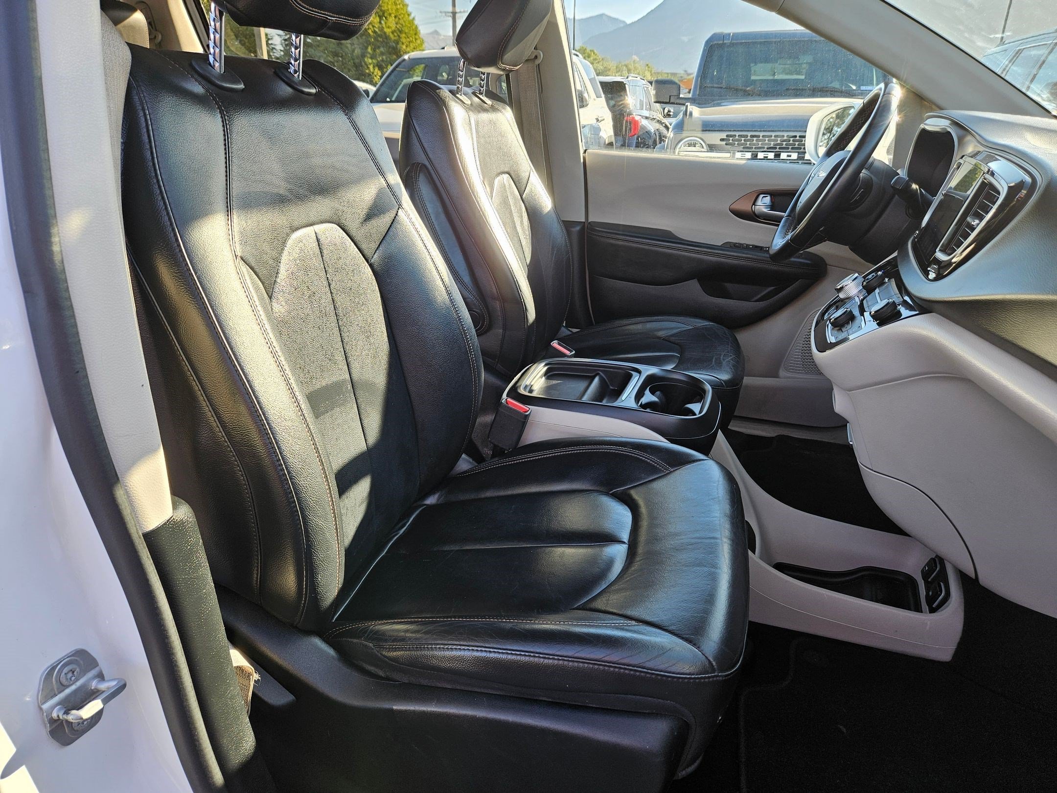 Used 2017 Chrysler Pacifica Touring-L FWD image 33