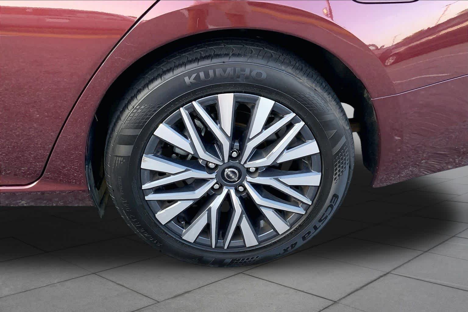 Used 2025 Nissan Altima 2.5 SV FWD image 10