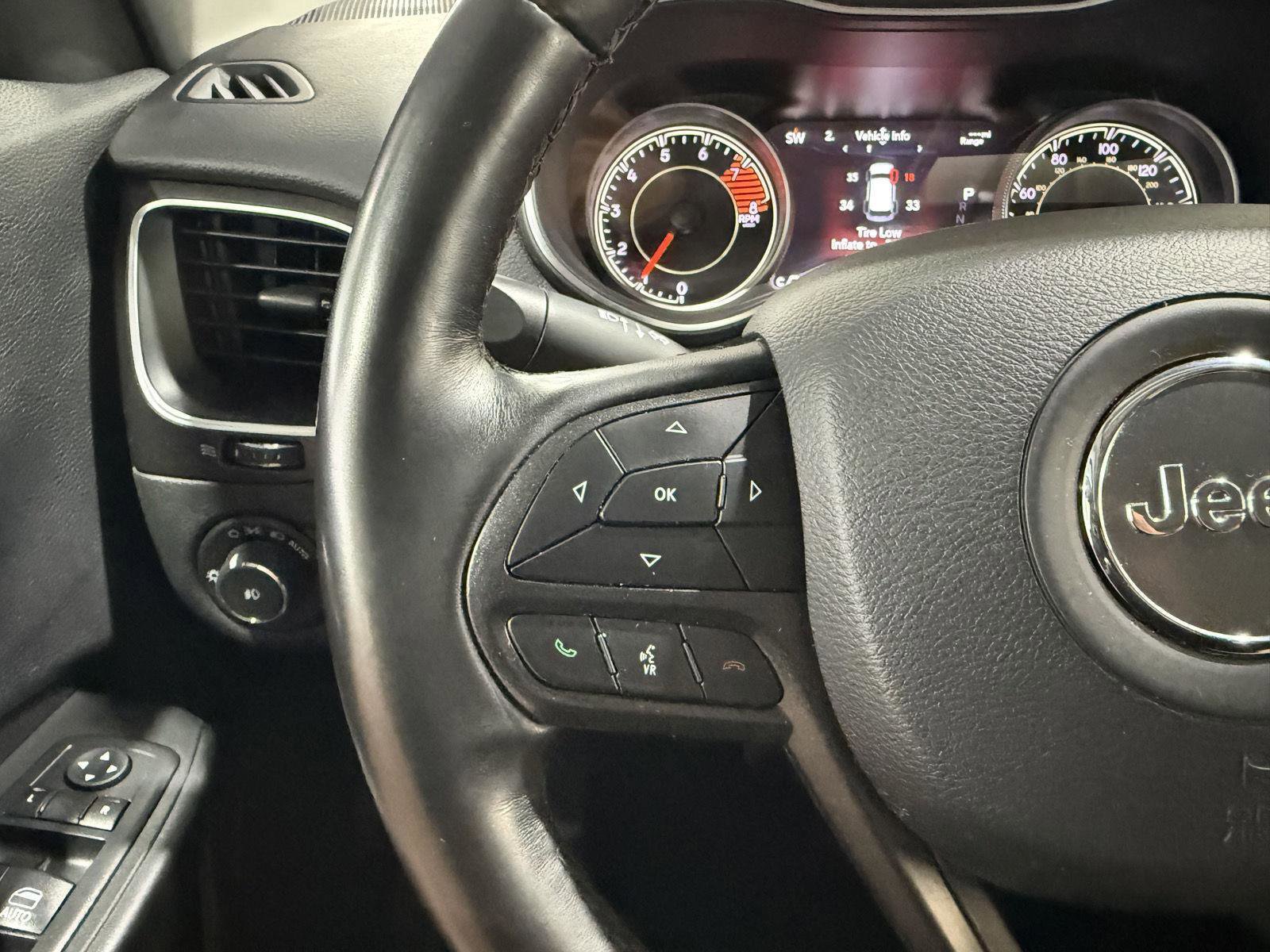 Used 2019 Jeep Cherokee Trailhawk AWD/4WD image 12
