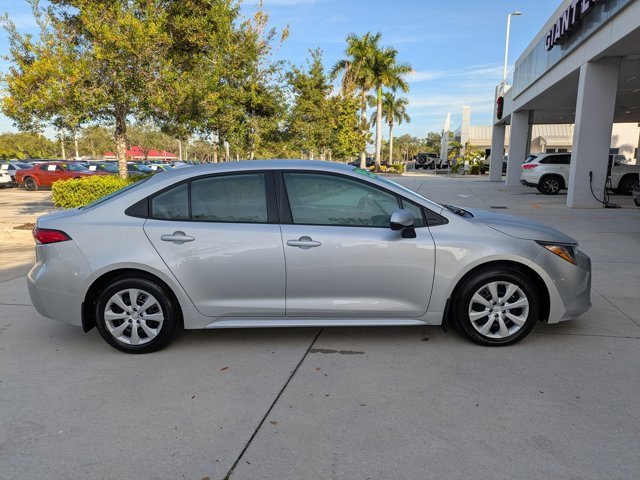 Used 2025 Toyota Corolla LE image 3