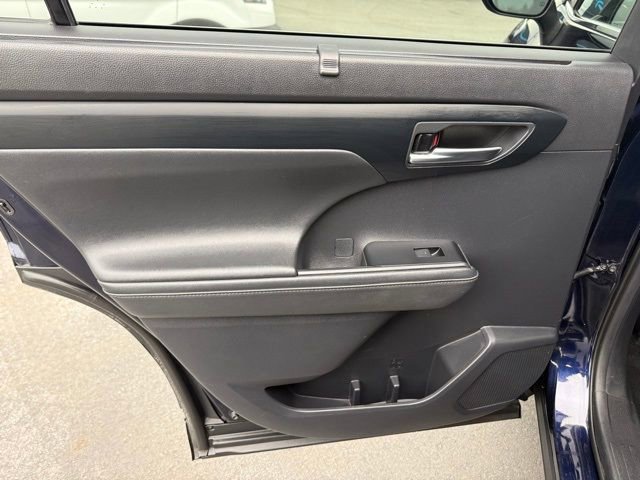 Used 2020 Toyota Highlander XLE image 11