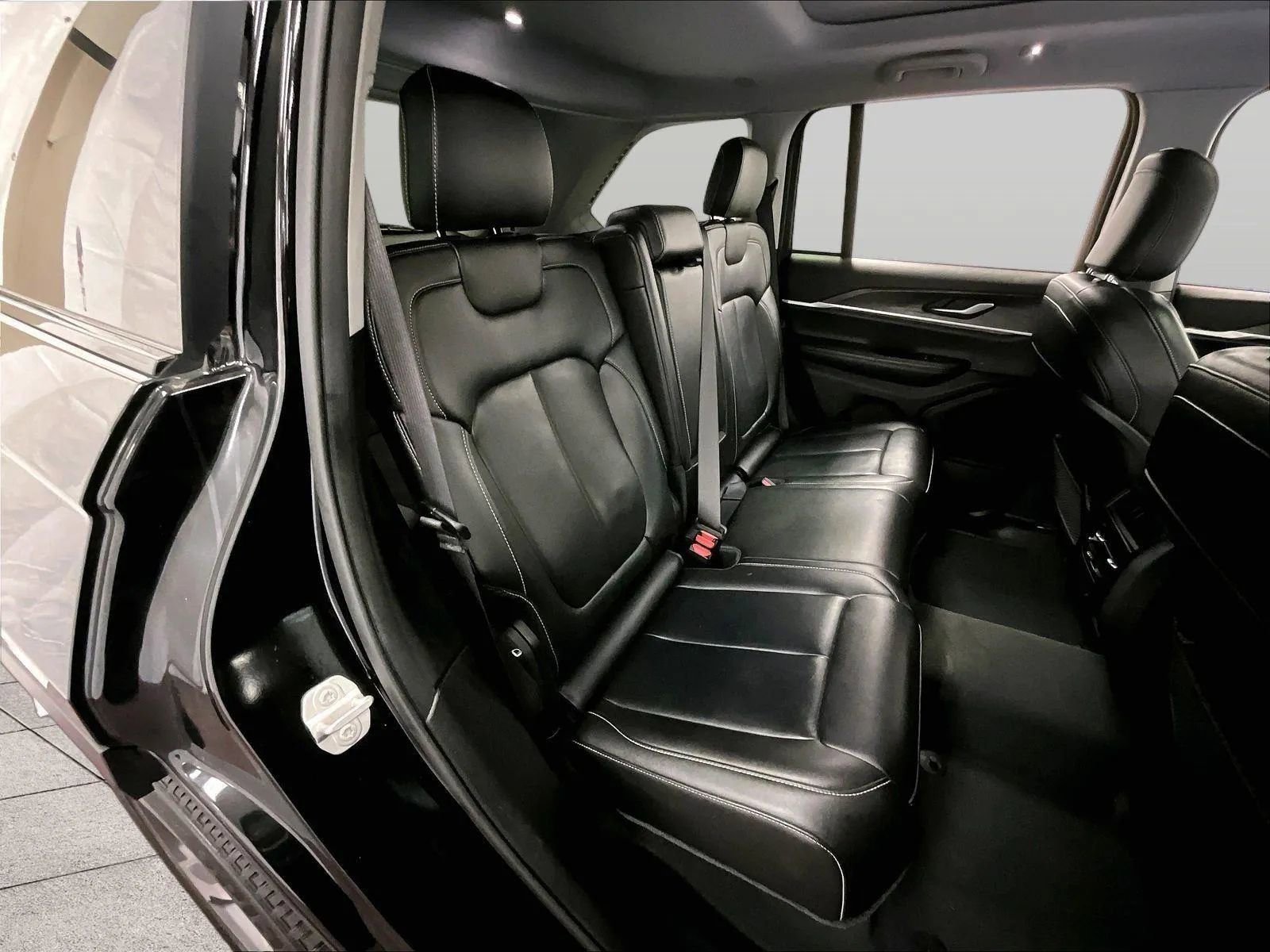 Used 2023 Jeep Grand Cherokee Limited image 26