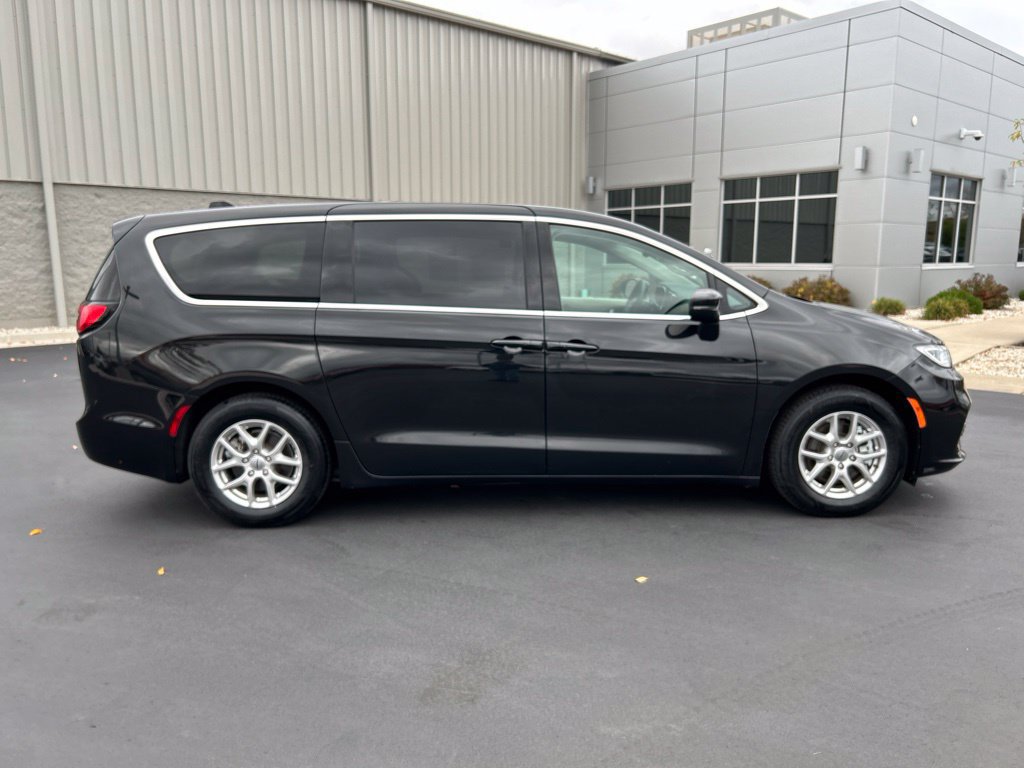 Used 2023 Chrysler Pacifica Touring-L FWD image 5