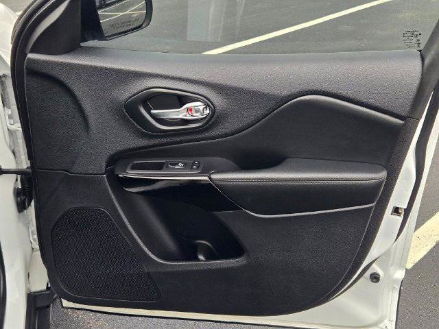 Used 2020 Jeep Cherokee Latitude Plus AWD/4WD image 6