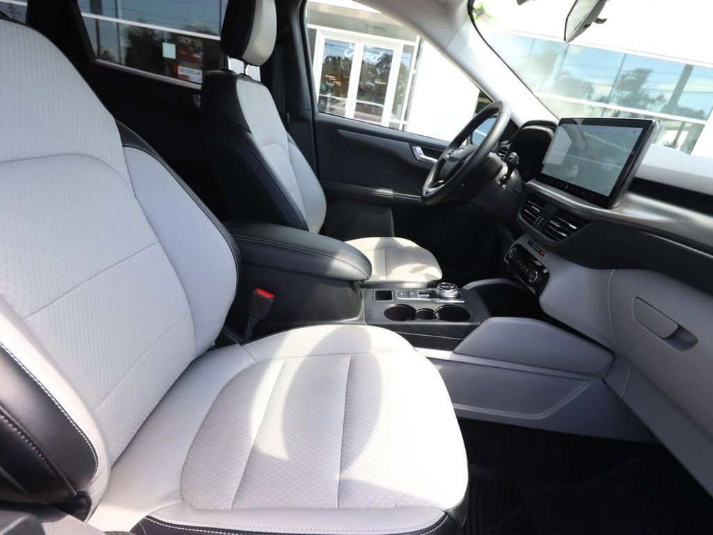 Certified 2025 Ford Escape SE FWD image 12