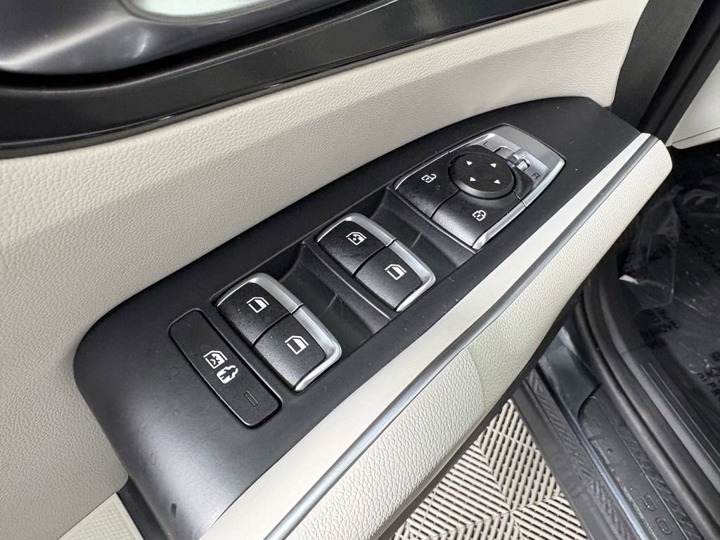 Used 2025 Kia Sorento S AWD/4WD image 12