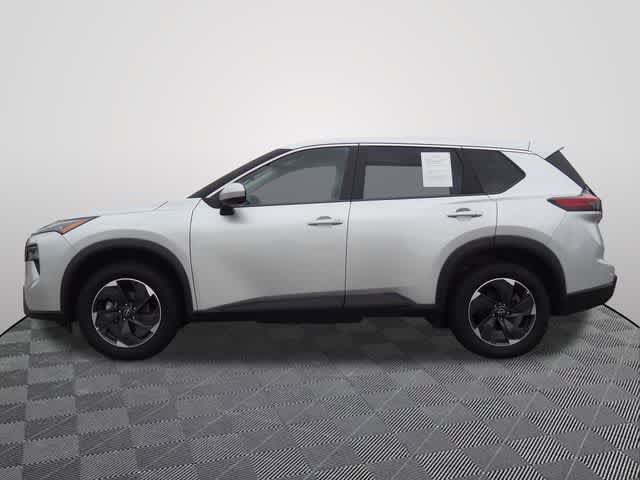 Used 2025 Nissan Rogue SV AWD/4WD image 2