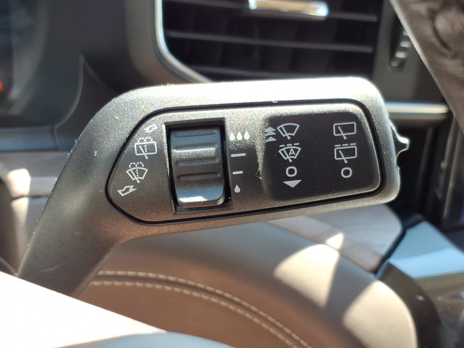 Certified 2023 Ford Explorer Platinum w/ Technology Package AWD/4WD image 28
