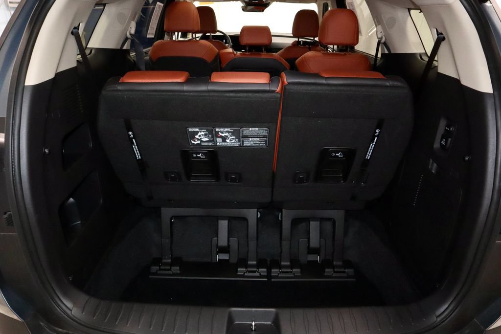 Used 2026 Kia Carnival SX w/ SX Dark Edition Package FWD image 16