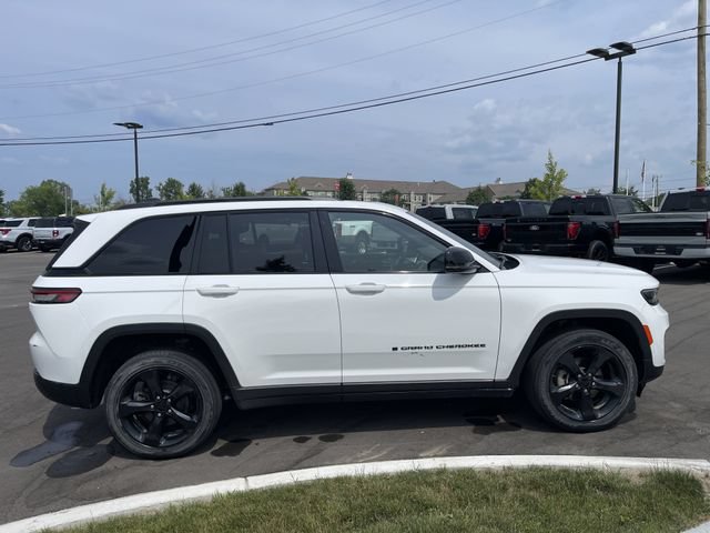 Used 2023 Jeep Grand Cherokee Altitude AWD/4WD image 6
