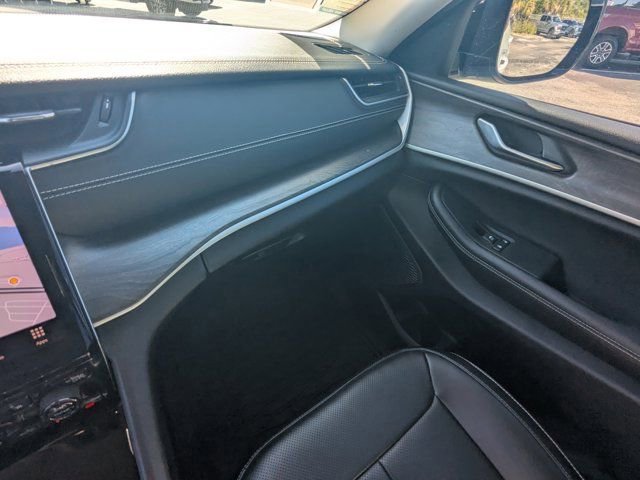 Used 2023 Jeep Grand Cherokee L Limited w/ Luxury Tech Group II image 19