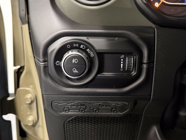 Used 2025 Jeep Gladiator Mojave w/ Convenience Group AWD/4WD image 12