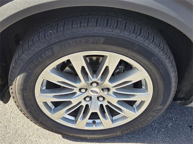 Certified 2025 Ford Explorer Platinum image 17