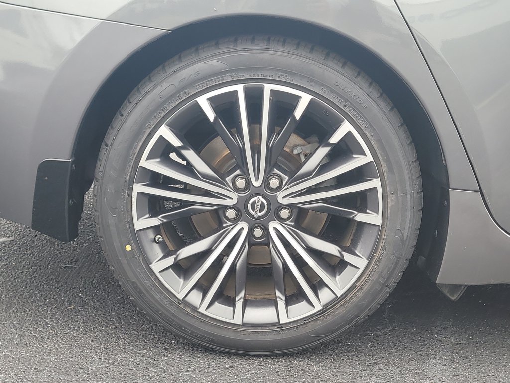 Used 2017 Nissan Maxima Platinum w/ Medallion Package FWD image 5