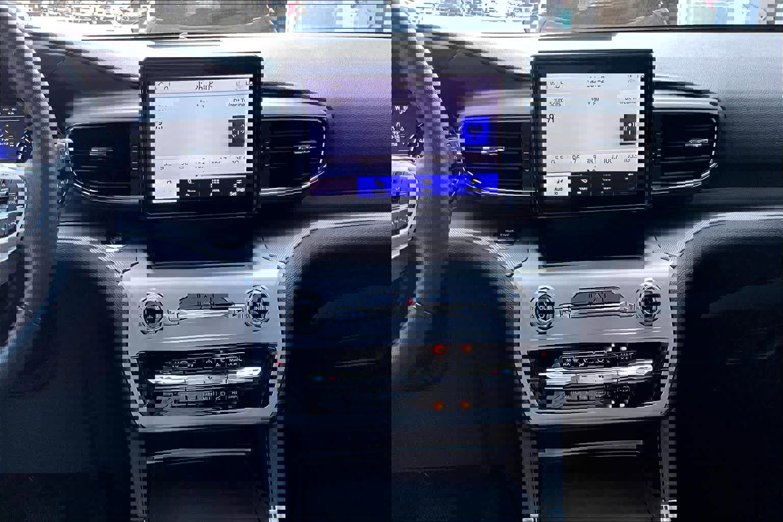 Certified 2022 Ford Explorer XLT w/ Equipment Group 202A image 10