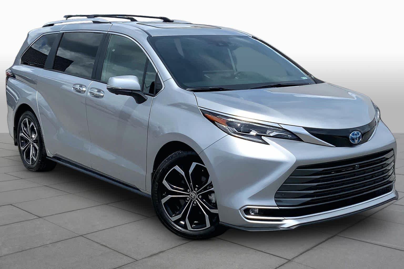 Used 2025 Toyota Sienna Platinum FWD image 3