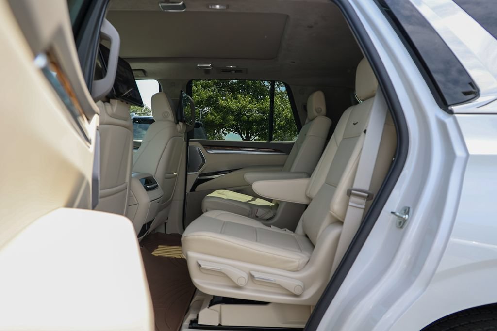 Used 2025 Cadillac Escalade Premium Luxury Platinum AWD/4WD image 36
