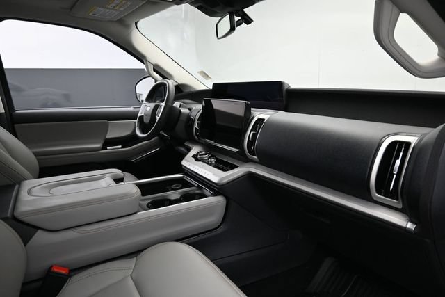 Certified 2025 Ford Expedition Active AWD/4WD image 34