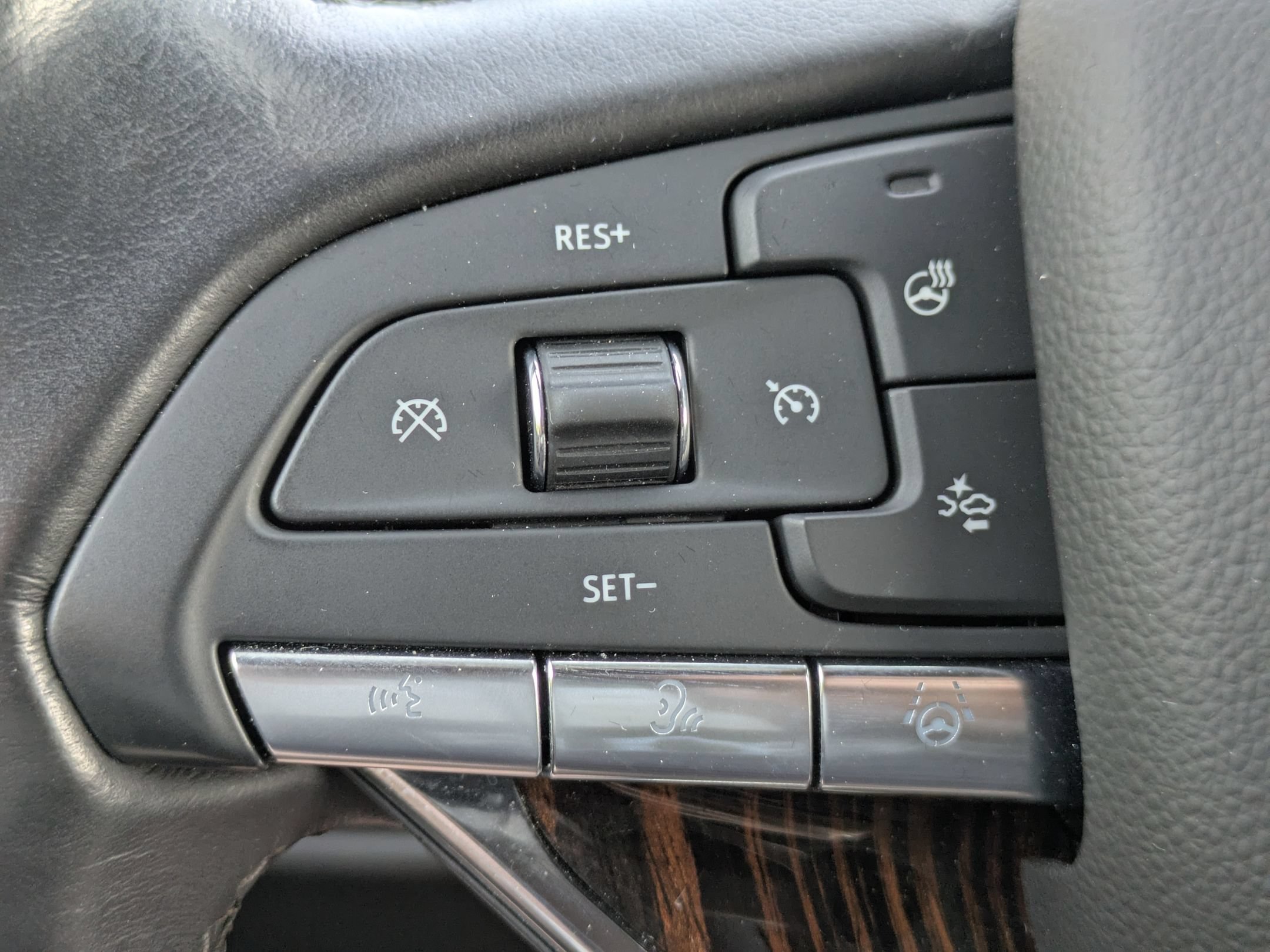 Used 2023 Cadillac Escalade Premium Luxury AWD/4WD image 17