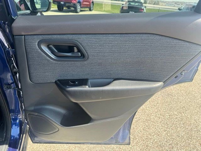 Used 2023 Nissan Rogue S AWD/4WD image 31