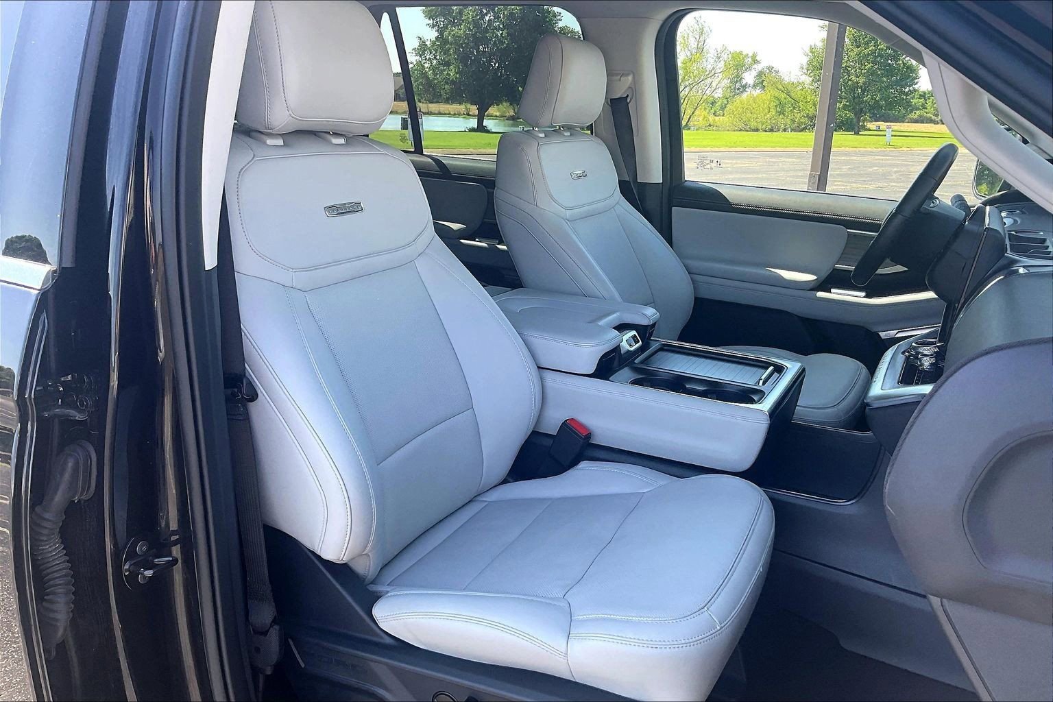 Certified 2025 Ford Expedition Platinum AWD/4WD image 8