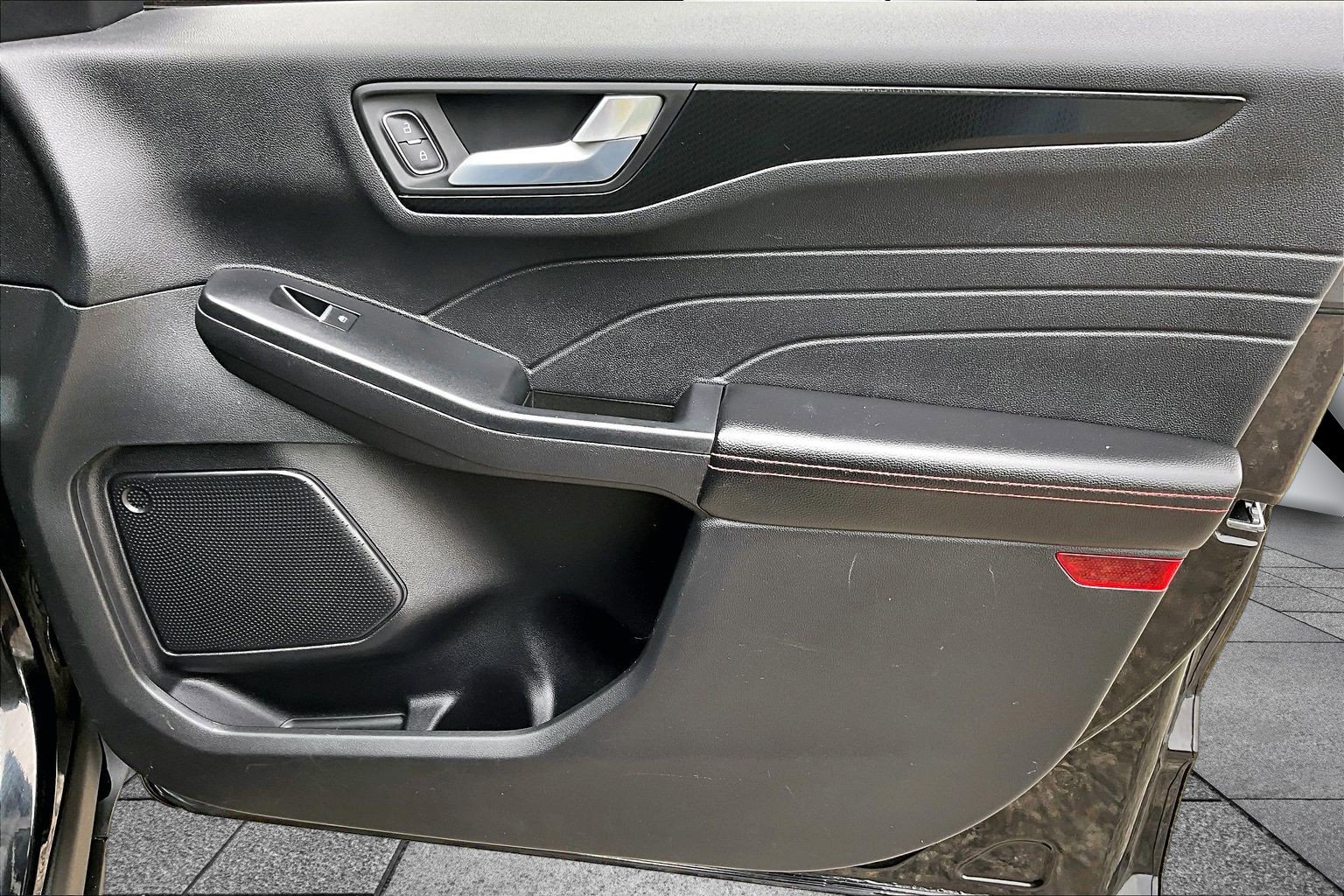 Certified 2022 Ford Escape SEL w/ SEL Stealth AWD Package image 19