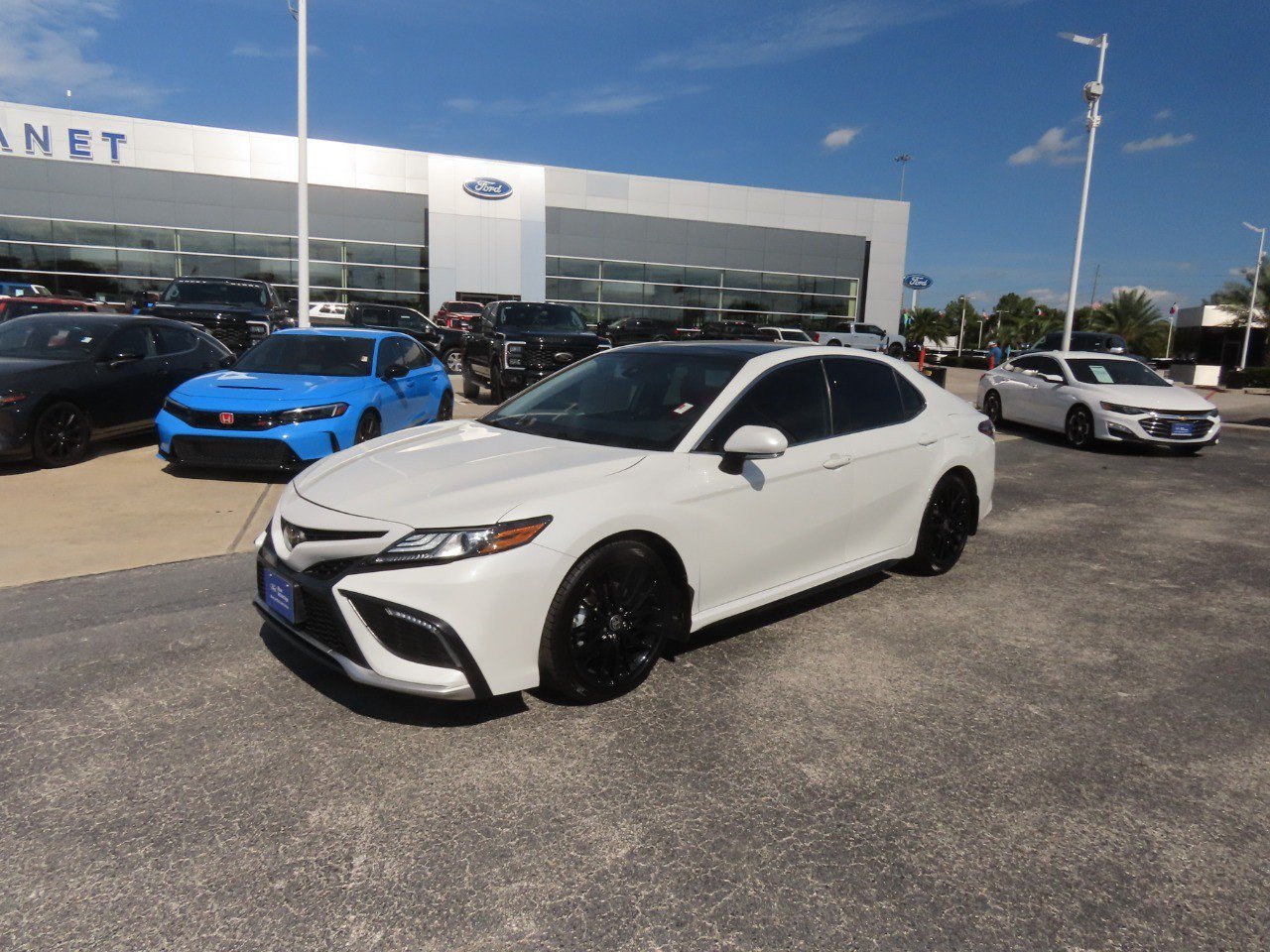 Used 2024 Toyota Camry XSE FWD image 2