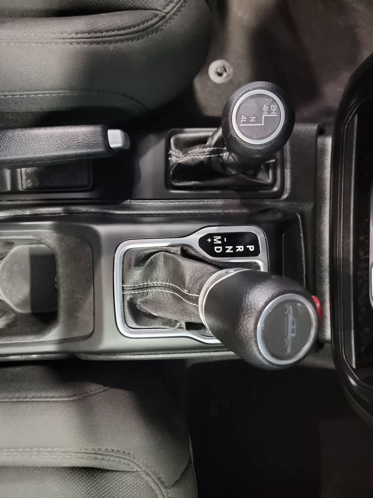 Used 2023 Jeep Gladiator Overland AWD/4WD image 15