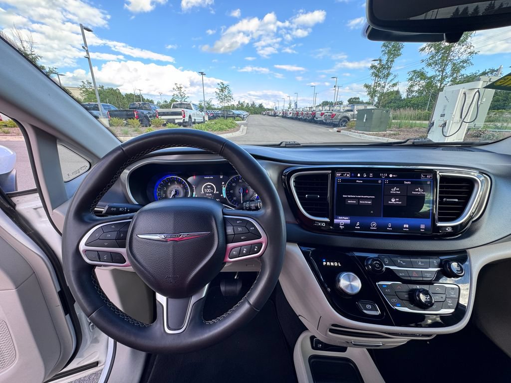 Used 2023 Chrysler Pacifica Touring-L FWD image 13