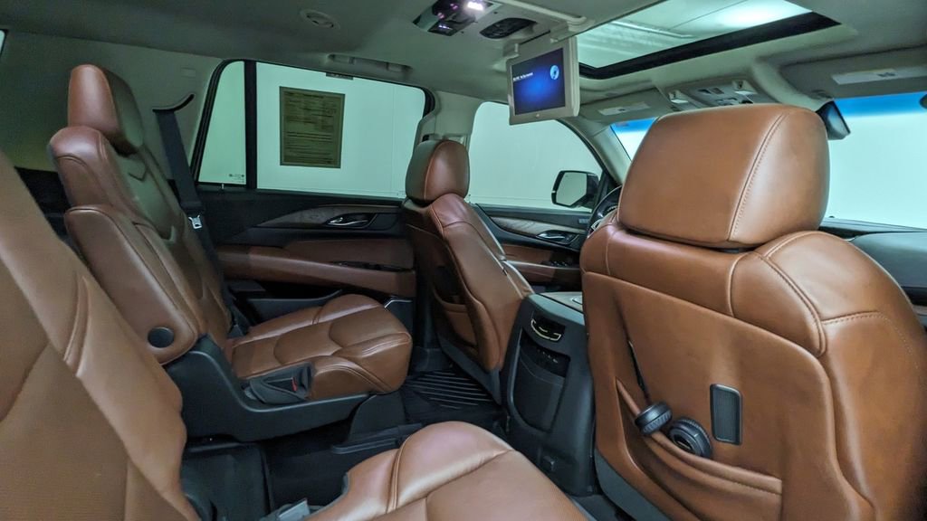 Used 2019 Cadillac Escalade Premium Luxury w/ Escalade Sport Edition AWD/4WD image 41
