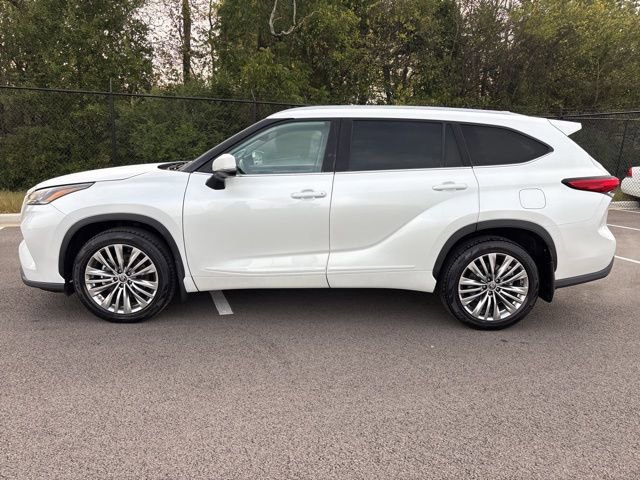 Used 2022 Toyota Highlander Platinum image 2