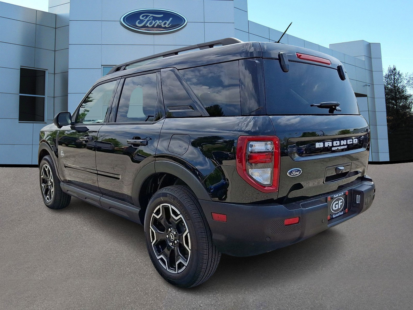 Certified 2025 Ford Bronco Sport Outer Banks w/ Outer Banks Tech Package+ AWD/4WD image 2